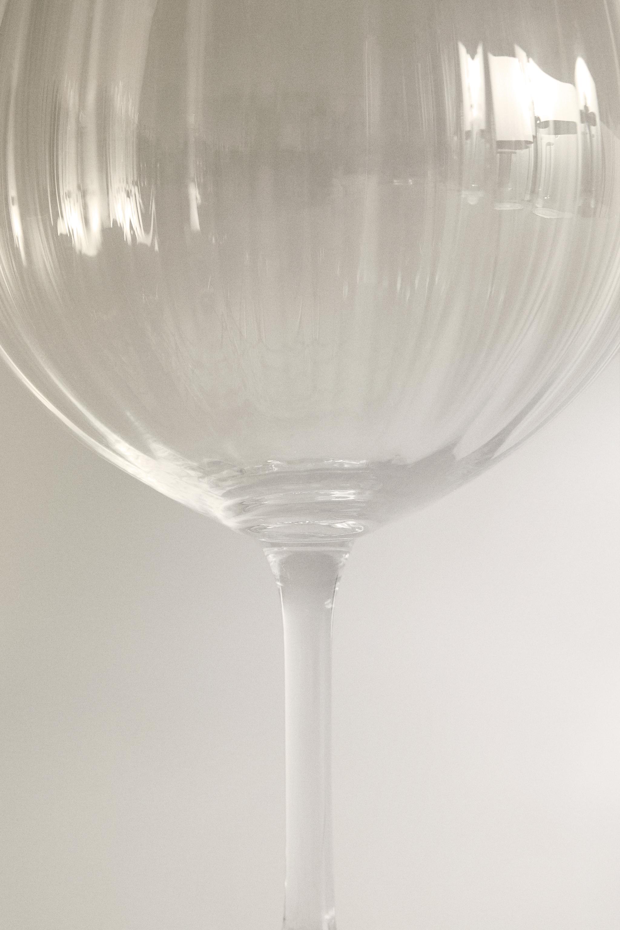 CRYSTALLINE GLASS WITH A RAISED DESIGN